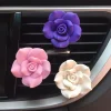 ⁦Fashion Camellia Car Vent Perfume Clip Aromatherapy Car Fragrance Decoration (Random Fragrance)⁩ - الصورة ⁦5⁩